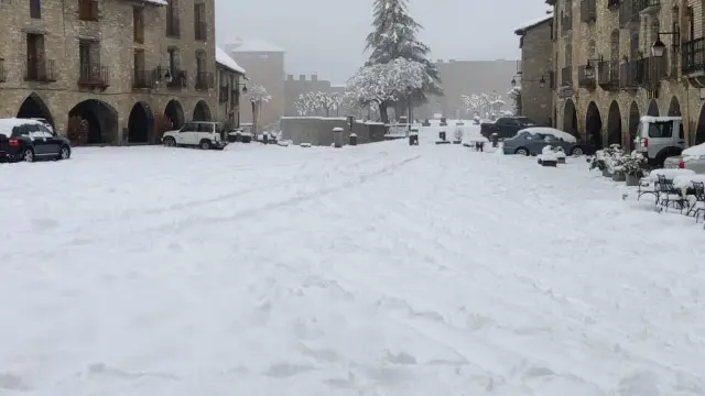 La plaza Mayor de Aínsa, cubierta de nieve.