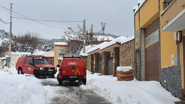Dos vehículos de la UME en la localidad de Daroca.