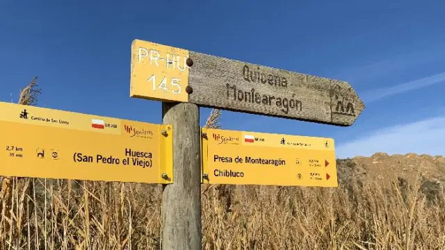 La ruta por el saso de Montearagón está señalizada, siguiendo el PR U145.