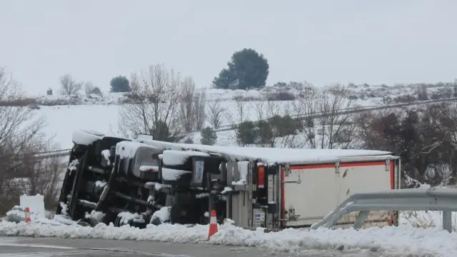 El camión saqueado tras el accidente en Sariñena.