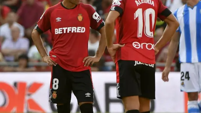 Alegría, con el 10 del Real Mallorca, junto a Salva Sevilla en el partido ante la Real Sociedad la pasada liga en Primera División.