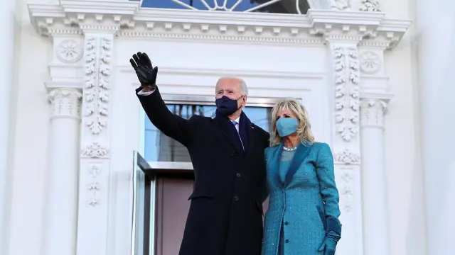 Joe Biden y su esposa, Jill, saludan desde el Pórtico Norte de la Casa Blanca.