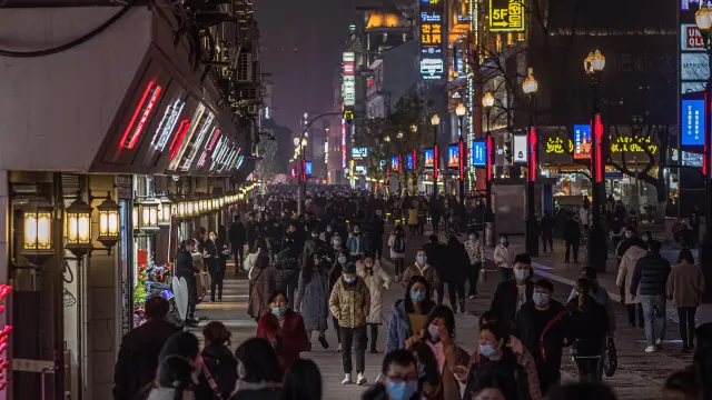 Gente en una calle comercial de Wuhan, cuando se cumple un año del cierre de la ciudad por el coronavirus.