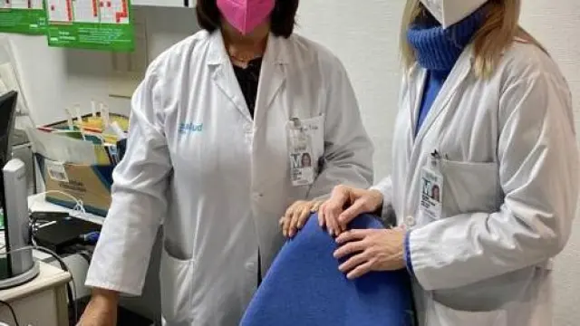Las doctoras Estrella Simal (izquierda) y Ana Morales, en la consulta de psoriasis del Hospital Universitario Miguel Servet de Zaragoza.