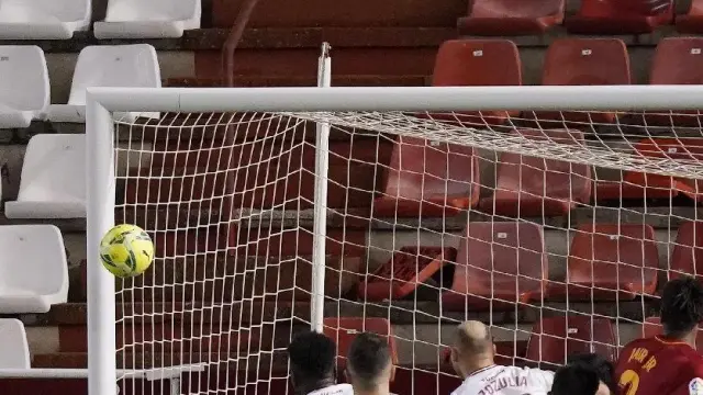 Adrián González acaba de cabecear al poste en la recta final del partido del Real Zaragoza en Albacete el pasado viernes.