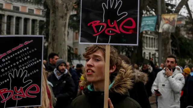 Participantes sin mascarillas en la marcha convocada el sábado en Madrid contra la crisis sanitaria de la covid.