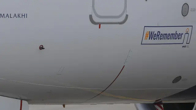 Un avión de la compañía israelí El Al con el lema 'Recordamos' en el fuselaje aterriza en Berlín.