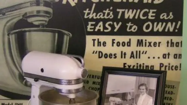 Aparecido en 1961, el procesador de alimentos Kenwood chef puede presumir de ser el antecesor directo de la Thermomix... y su fuente de inspiración.