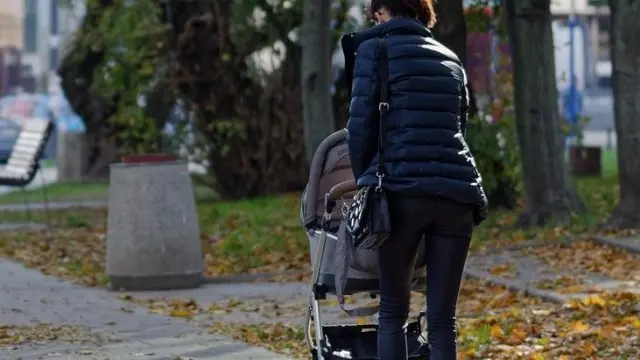Una madre con el carrito del bebé