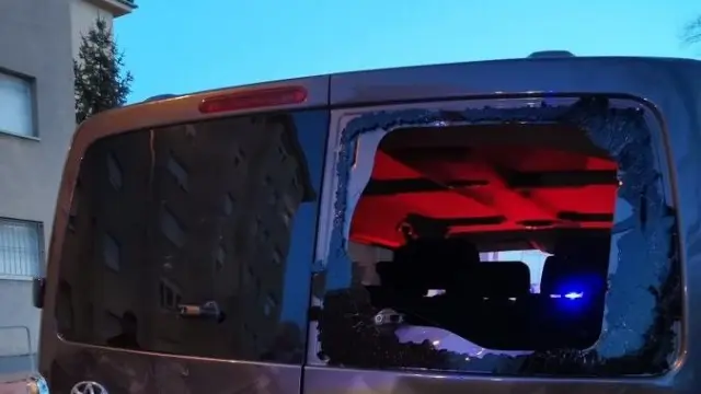 Daños en una furgoneta que trasladaba a los dirigentes de Vox