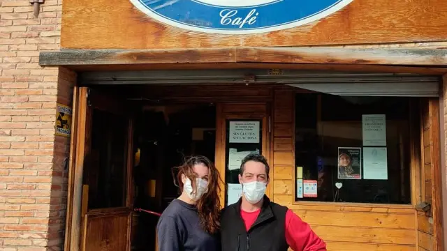 Estefanía y Diego aguantan al frente del bar La Fábrica, que regentan desde 2017 y cuyo traspaso aún están pagando.