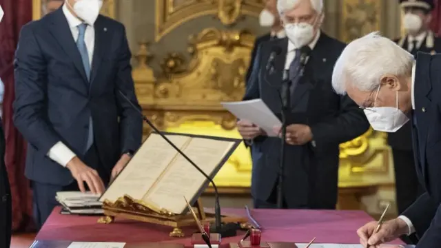Mario Draghi junto a Sergio Mattarella, este sábado en el palacio Quirinale en Roma.
