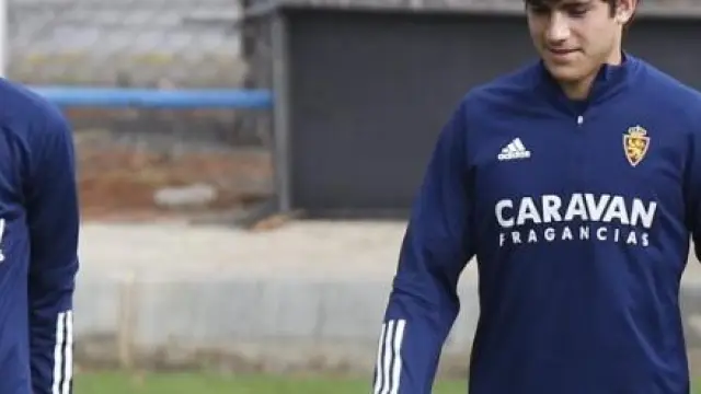 Alejandro Francés junto a Iván Azón en un entrenamiento del Real Zaragoza.