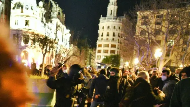 Carga policial tras una concentración de apoyo a Hasel en Valencia.