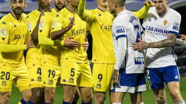 Curiosa imagen de un córner lanzado por el Alcorcón contra el Real Zaragoza, con sus jugadores en 'trenecito'. En uno así llegó el gol de Cristian Álvarez en propia puerta.