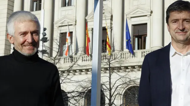 De izquierda a derecha ,Luis Antonio Sáez y Vicente Pinilla, ante la sede de la DPZ en Zaragoza.