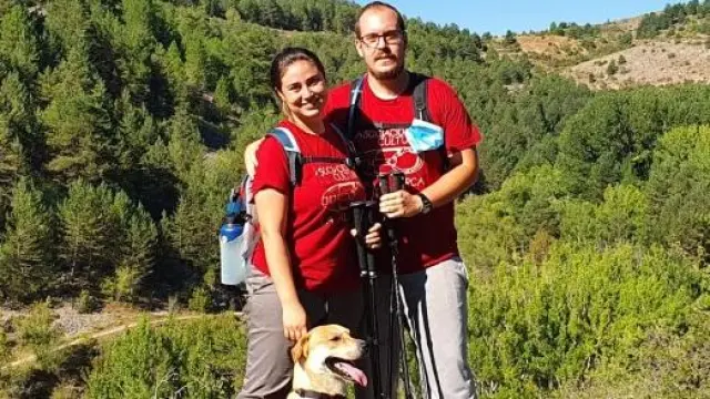 Iván Giménez y Lisa Lago junto a su perro Rico en el entorno de El Vallecillo, en la sierra de Albarracín.