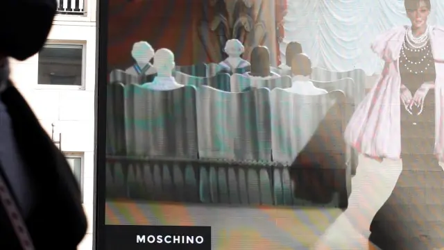 La modelo Winnie Harlow, en una pantalla gigante durante el desfile de Moschino en Milán.
