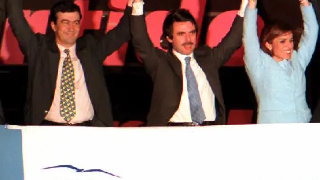 José María Aznar y su mujer, Ana Botella, saludan a los simpatizantes del PP tras su victoria en las generales del 3 de marzo de 1996.