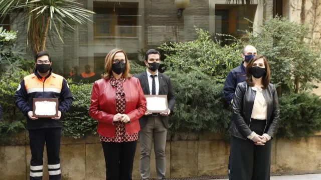 La consejera Mayte Pérez junto a los premiados en uno de los patios del Pignatelli, sede del Gobierno aragonés