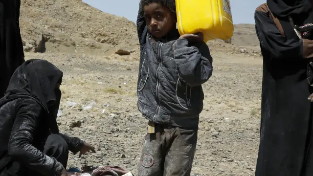 Una familia yemení recibe ayuda internacional en un campamento de refugiados en Saná.