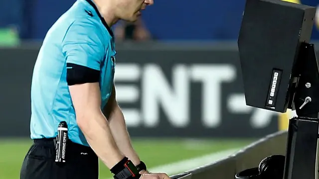 El árbitro Felix Zwayer consulta el VAR durante el partido entre el Villarreal y el RB Salzburgo de la Liga Europa.