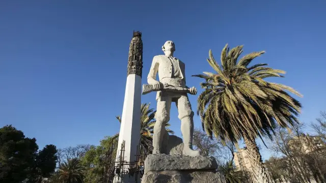 Estatua homenaje al Tío Jorge en el parque del mismo nombre en Zaragoza.