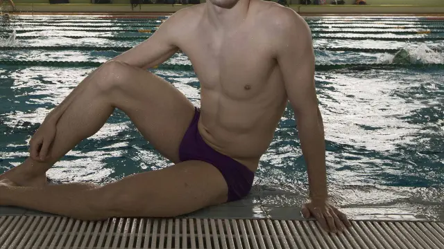 El nadador Luis Domínguez, posando en la piscina de El Olivar antes de empezar el entrenamiento de ayer.