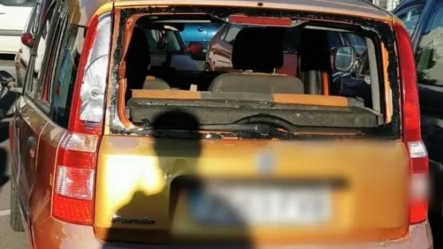 Uno de los coches destrozado en la reyerta en El Sobradillo.