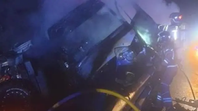 Los Bomberos de la DPZ apagan el fuego de los vehículos incendiados al colisionar en la A-2 a la altura de Bubierca.