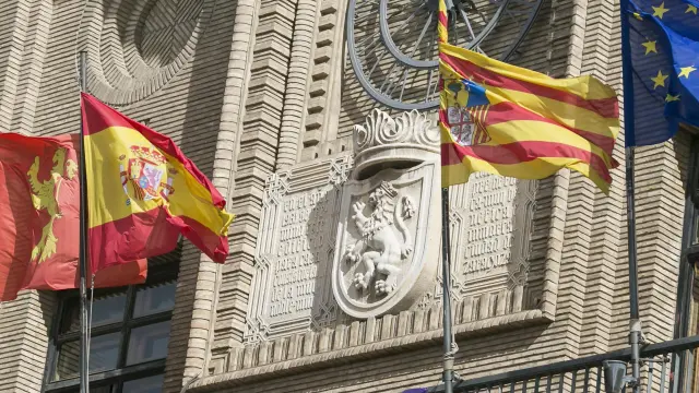Pancarta con motivo del 8-M en el Ayuntamiento de Zaragoza, en marzo de 2020.