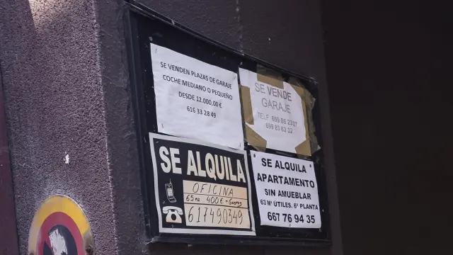 Carteles de venta o alquiler de plazas de garaje en el centro de Zaragoza, en una imagen de archivo.