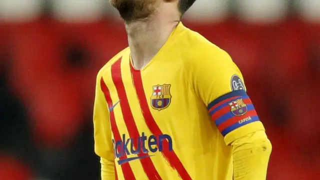 Messi se lamenta en el partido de vuelta de los octavos de final entre el Paris Saint Germain y el FC Barcelona