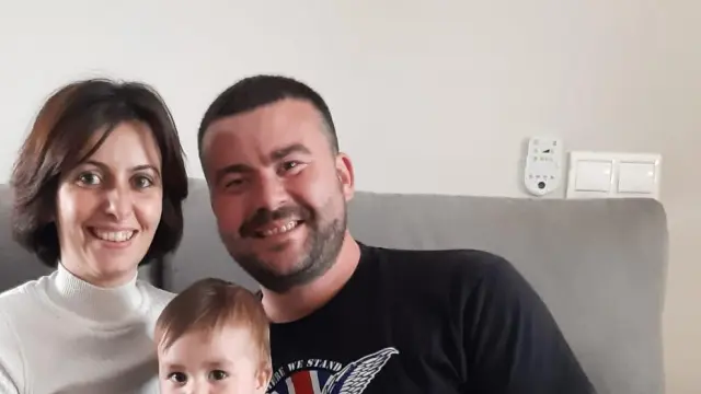 Claudia y Juan con su hijo Alex, nacido en 2020.