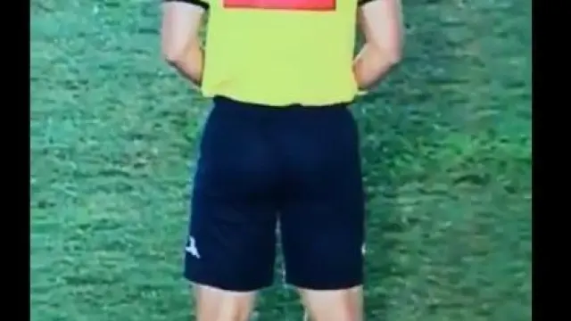 Captura de un vídeo donde se ve la acción del árbitro.