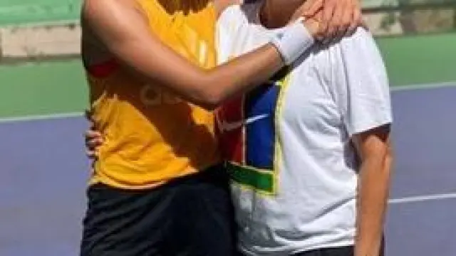 Garbiñe Muguruza sonriente junto a Conchita Martínez, su entrenadora.