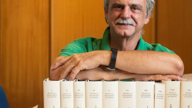 Manuel Silva, director de la colección 'Técnica e ingeniería en España', con los volúmenes publicados.