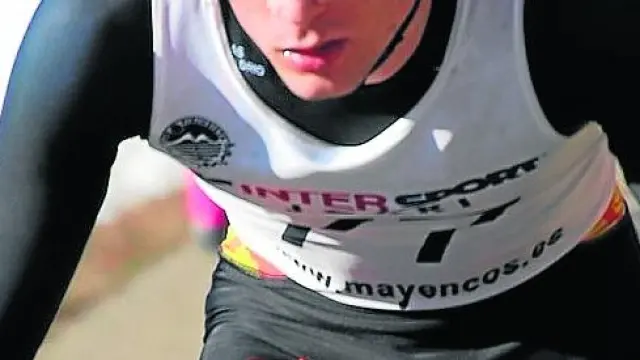 El triatleta aragonés Álvaro López, en su bicicleta