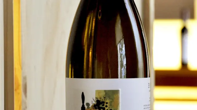 Botella del vino blanco Enate Chardonnay 234.