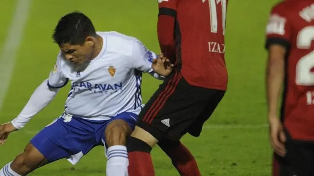 Jirka y Víctor García pugnan con Gabriel Fernández en el partido de la primera vuelta jugado en Anduva.