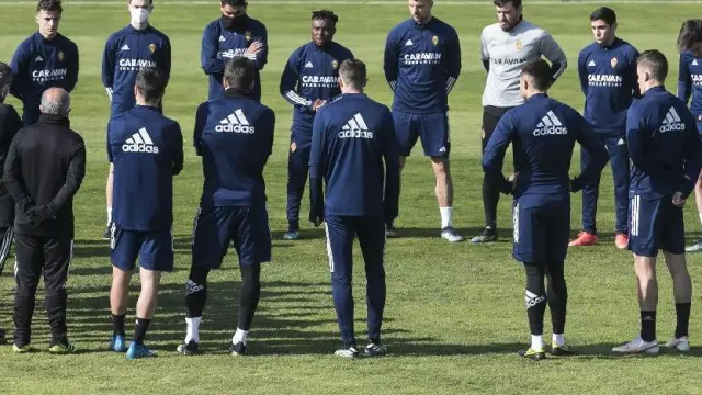 La plantilla del Real Zaragoza escucha a Juan Ignacio Martínez antes de empezar uno de los últimos entrenamientos de la semana.