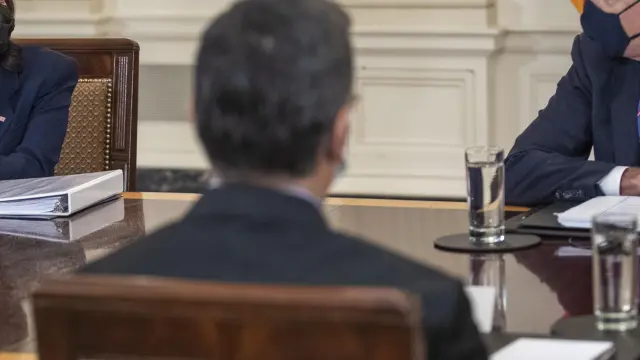 Joe Biden y Kamala Harris, durante una reunión con el secretario de Estado de Salud, Xavier Becerra.