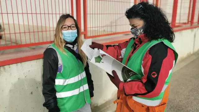 Lucía Zamboraín y Covadonga del Campo trabajaban en Astún y han sido contratadas como informadoras ciudadanas en Jaca.