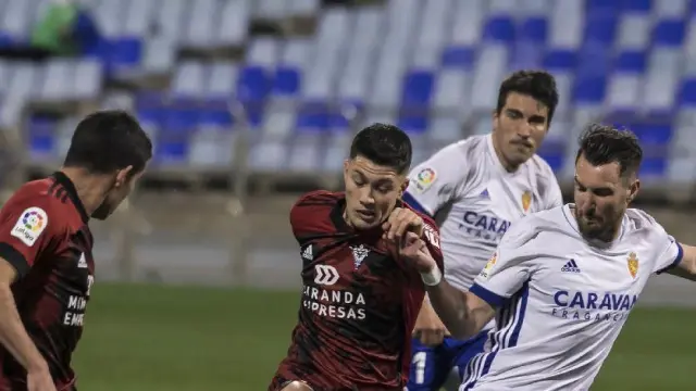 Un lance del último partido del CD Mirandés, el pasado lunes en La Romareda ante el Real Zaragoza.
