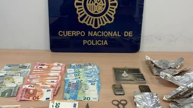 La Policía Nacional les intervino heroína, hachís, casi 1.800 euros en billetes y diversos útiles para la distribución y venta de la droga en su domicilio en el barrio de Delicias de Zaragoza.