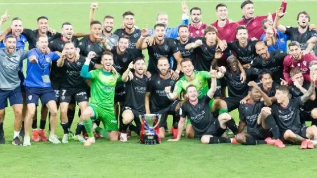 La SD Huesca celebra el título de liga de Segunda División.