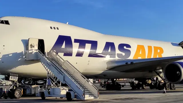 Un Boeing 747-400 Jumbo de Atlas Air, en el aeropuerto de Zaragoza, a punto de cargar mercancías dirigidas a Nueva York.