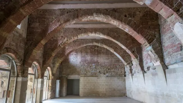 La sala capitular del monasterio, rehabilitada, a la espera de las pinturas