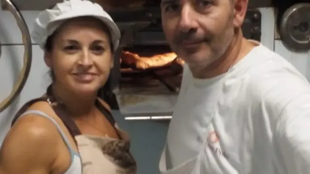 Julio y Yolanda, en el horno que regentan desde hace 27 años en Sádaba.
