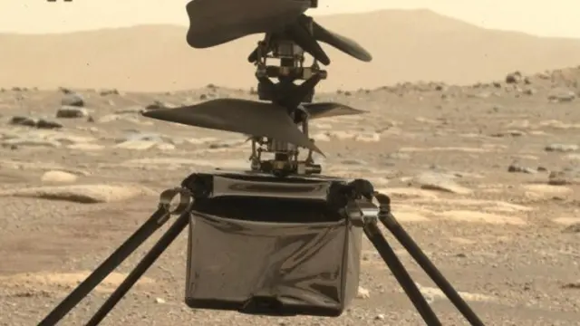 El Ingenuity, en el Perseverance, sobre la superficie de Marte